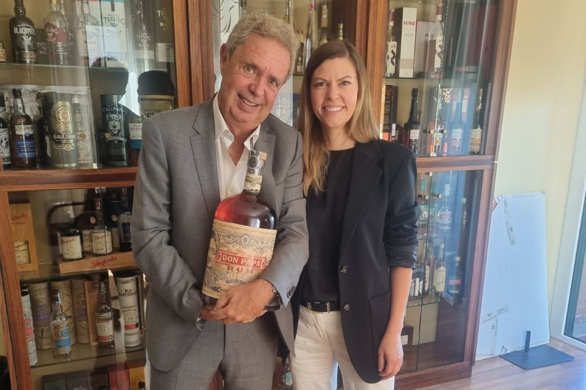 Distribuzione Don Papa in Italia: uomo e donna con bottiglia di rum. Rinaldi 1957, Diageo.
