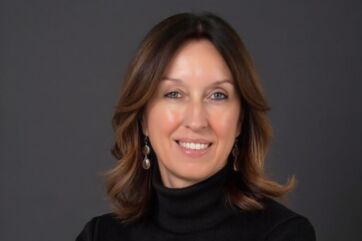 Elena Sorlini, AD di Grandi Stazioni Retail. Ritratto di donna sorridente con capelli castani.