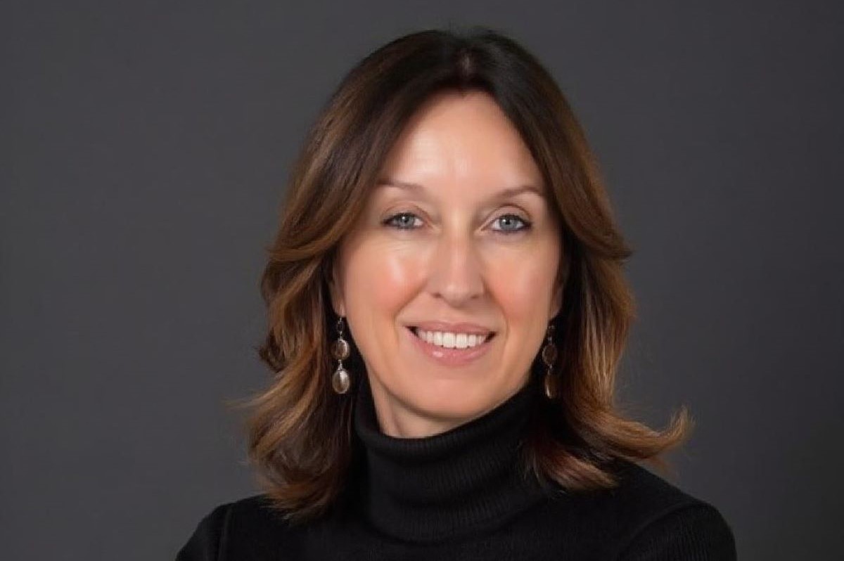 Elena Sorlini, AD di Grandi Stazioni Retail. Ritratto di donna sorridente con capelli castani.