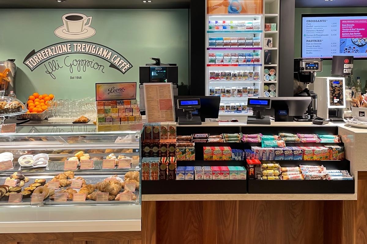 Caffetteria Goppion all'aeroporto di Treviso. Banco con dolci, snack e bevande. Torrefazione Trevigiana Caffè.