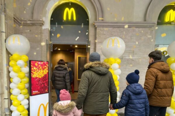 Inaugurazione McDonald's Salerno: famiglia entra nel ristorante addobbato con palloncini.