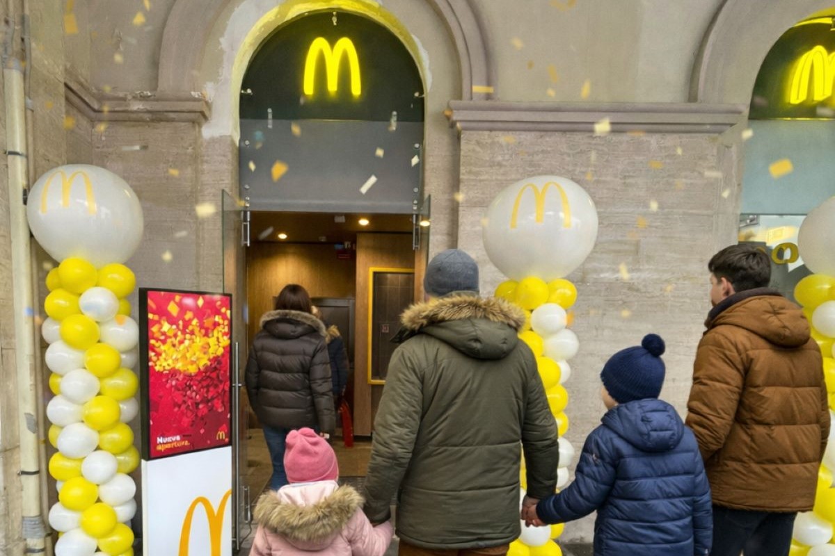 Inaugurazione McDonald's Salerno: famiglia entra nel ristorante addobbato con palloncini.