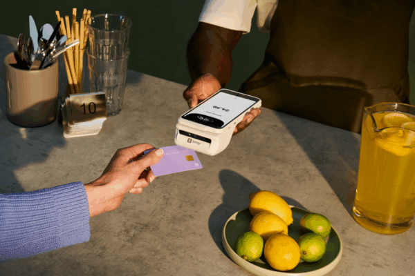 Pagamento contactless in bar/ristorante con POS SumUp. Tecnologia per caffè e locali.