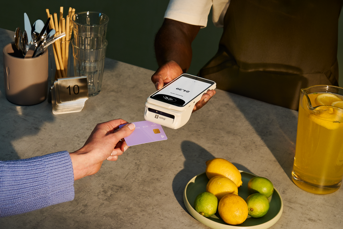 Pagamento contactless in bar/ristorante con POS SumUp. Tecnologia per caffè e locali.