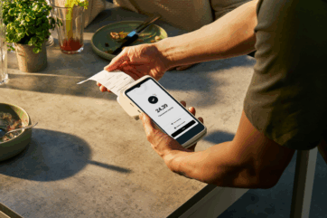 Pagamento digitale al ristorante. POS mobile per bar e caffè. Transazione avvenuta con successo.