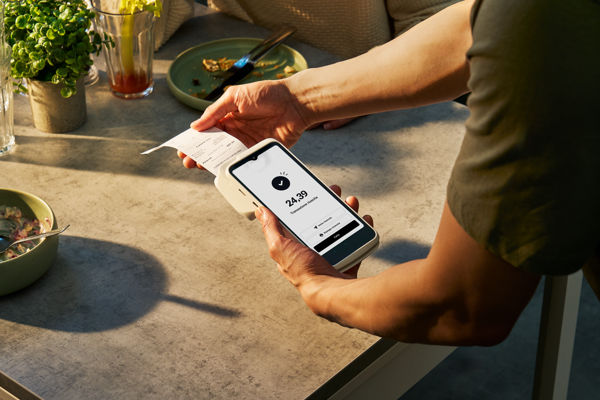 Pagamento digitale al ristorante. POS mobile per bar e caffè. Transazione avvenuta con successo.