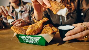 Ali di pollo Wingstop in Italia! Croccanti e gustose, perfette con la salsa. Scopri il pop-up restaurant e il delivery!
