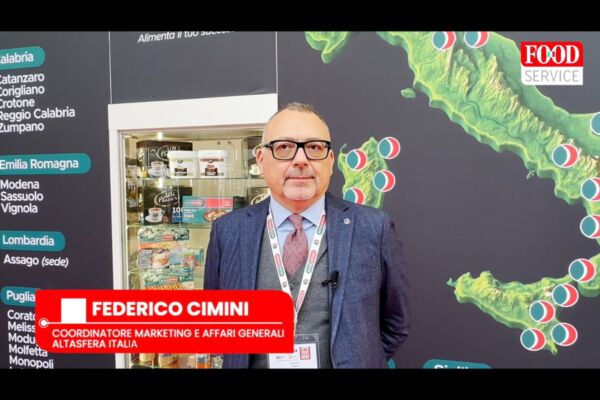 Federico Cimini di Altasfera Italia, food service. Mappa Italia sullo sfondo.