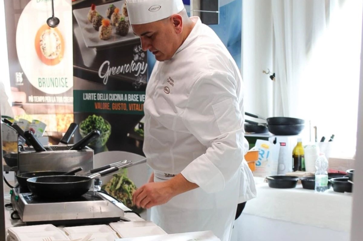 Chef al lavoro, cucina Marr-Bergel. Gastronomia professionale, focus su chef in divisa bianca.