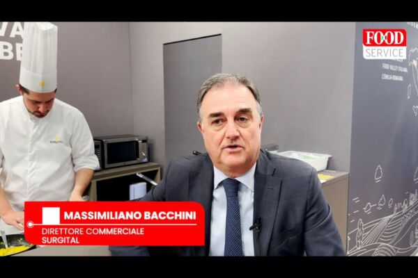 Massimiliano Bacchini, direttore commerciale Surgital, con chef in cucina. Food service e Food Valley italiana.