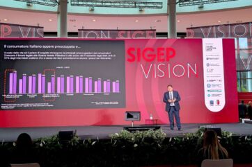 Presentazione Sigep Vision: analisi prezzi e consumi fuoricasa. Relatore sul palco. #Sigep #Fuoricasa #Prezzi