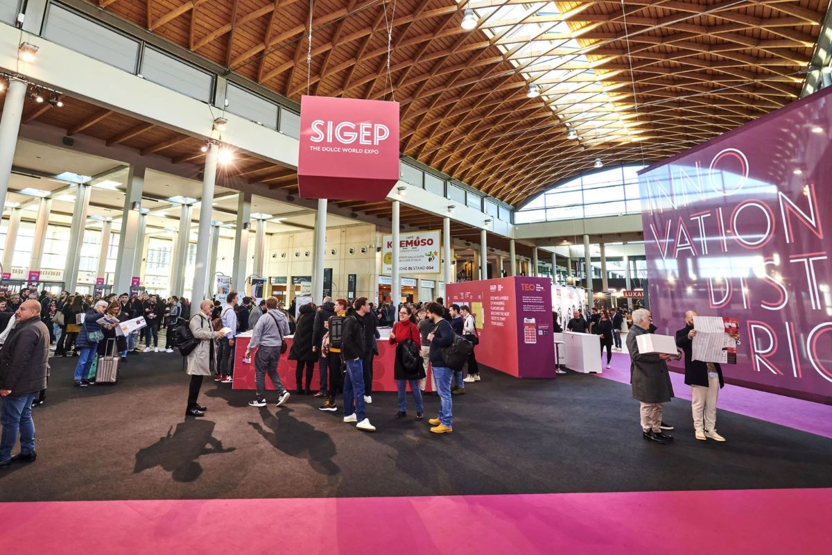 Folla a Sigep World, fiera internazionale del food service dolce. Stand espositivi e visitatori all'evento.