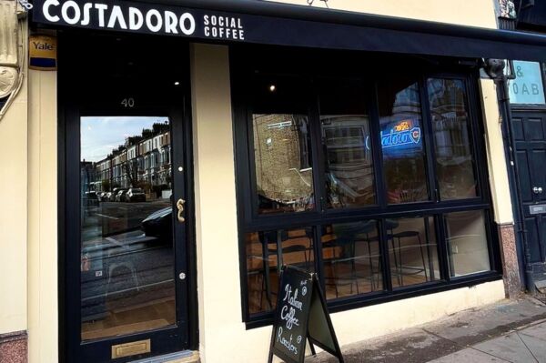 Nuovo locale Costadoro a Londra. Caffè italiano di qualità. Insegna Costadoro Social Coffee.