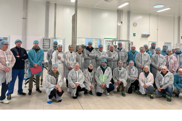 Inaugurazione DalterFood Parma: gruppo di persone nel nuovo stabilimento di confezionamento. Produzione alimentare, sicurezza.