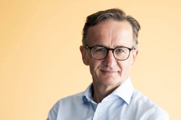 Hannes Berger, Dr. Schär. Ritratto di uomo d'affari con occhiali.