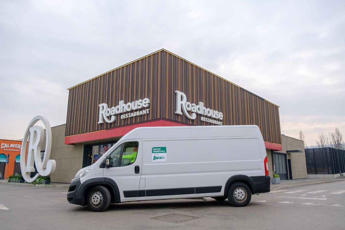 Furgone Hera a Roadhouse. Raccolta oli vegetali esausti per mobilità sostenibile e biodiesel.