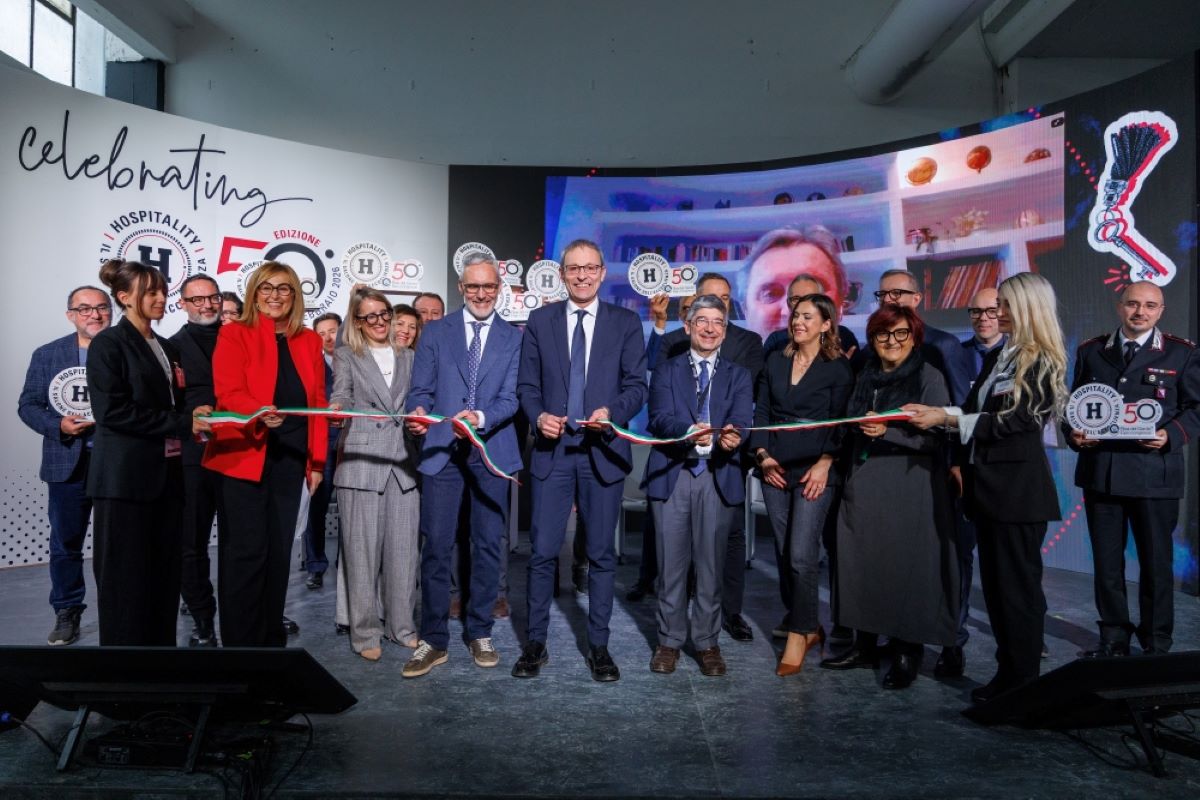Inaugurazione Hospitality, 50a edizione. Taglio del nastro con autorità e logo evento. Fiera settore alberghiero.