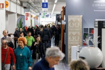 Folla al Salone dell'Accoglienza Hospitality. Visitatori tra stand e novità per il settore alberghiero.