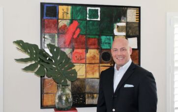 Robert Cullins, Chief Commercial Officer globale Spirits Illva Saronno, sorride in giacca.