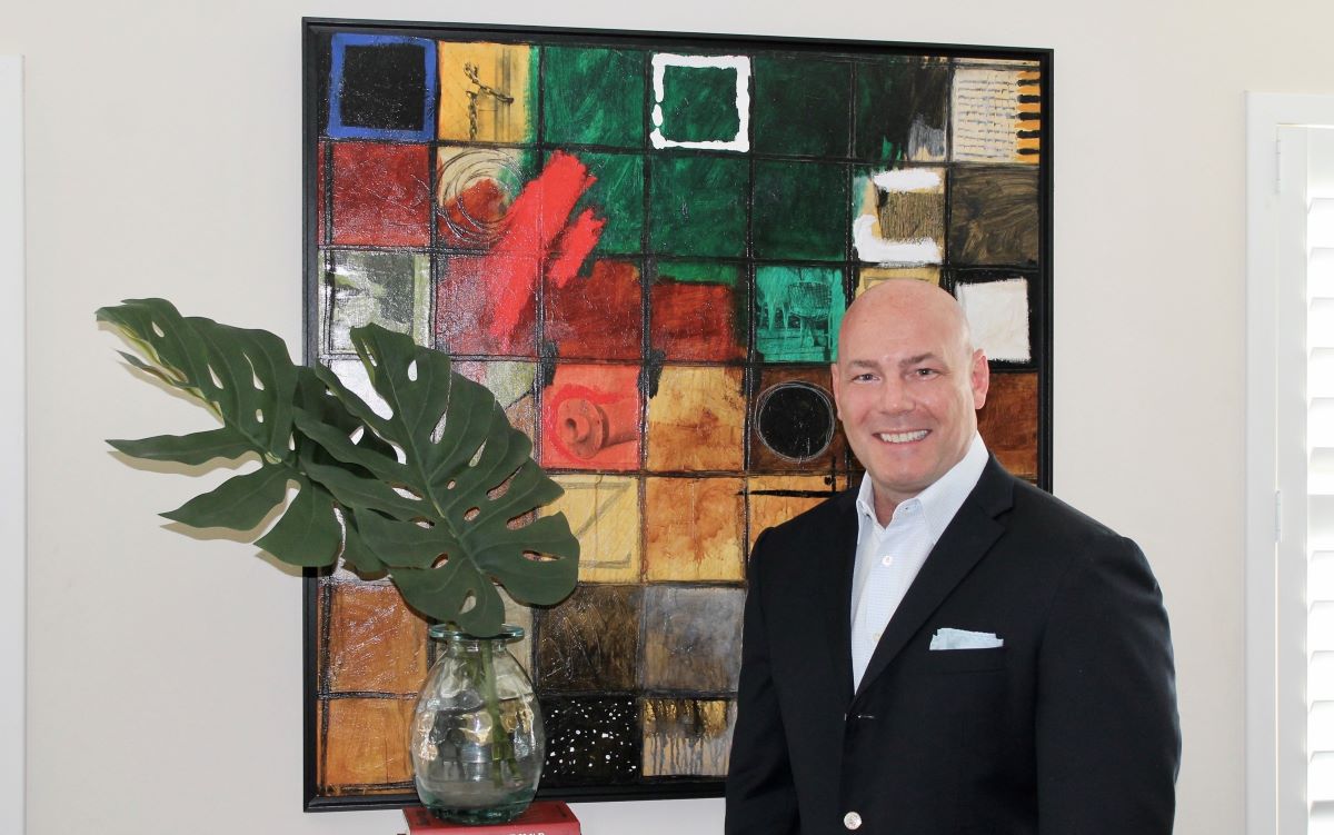 Robert Cullins, Chief Commercial Officer globale Spirits Illva Saronno, sorride in giacca.