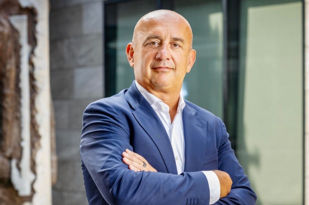 Serafino Cremonini, nuovo Presidente FederPrima. Ritratto in giacca blu.