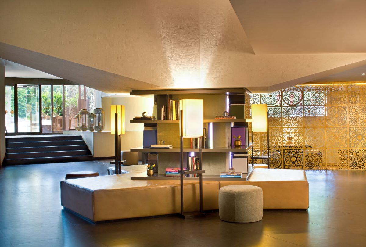 Lobby Starhotels. Design elegante, illuminazione soffusa, libreria. Partnership Fedegroup.