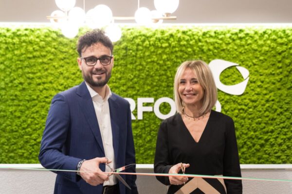 Taglio del nastro CIRFOOD a Cologno Monzese. Inaugurazione nuovi uffici, persone sorridenti con forbici.