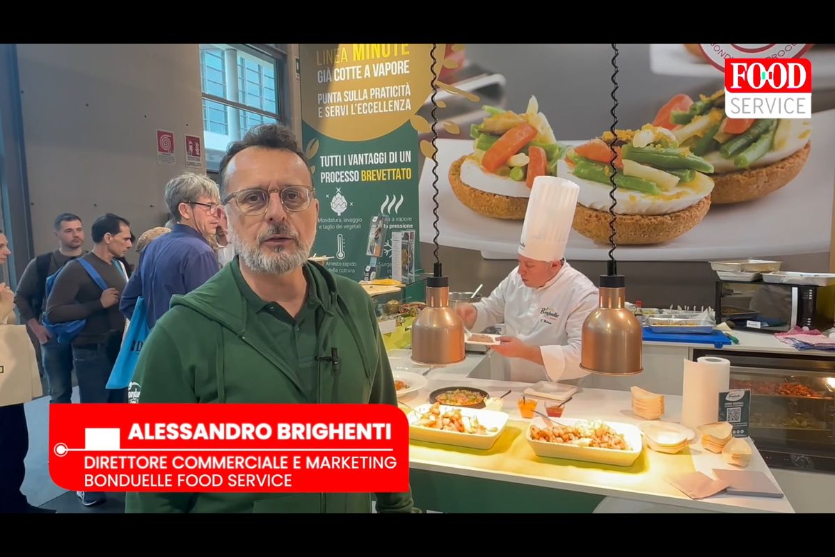 Alessandro Brighenti, Bonduelle Food Service. Chef prepara piatti gourmet. Cucina professionale, innovazione alimentare.