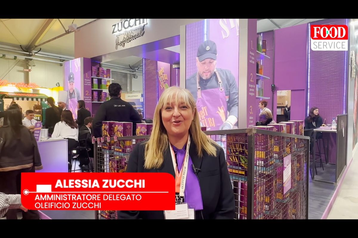 Alessia Zucchi, AD Oleificio Zucchi, presenta la gamma Zucchi Professional al Sigep 2026. Stand viola e prodotti Zucchi.