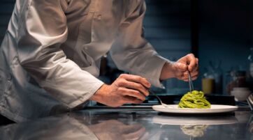 Chef impiattando pasta Barilla Al Bronzo. Ristorazione professionale, food service di alta qualità.