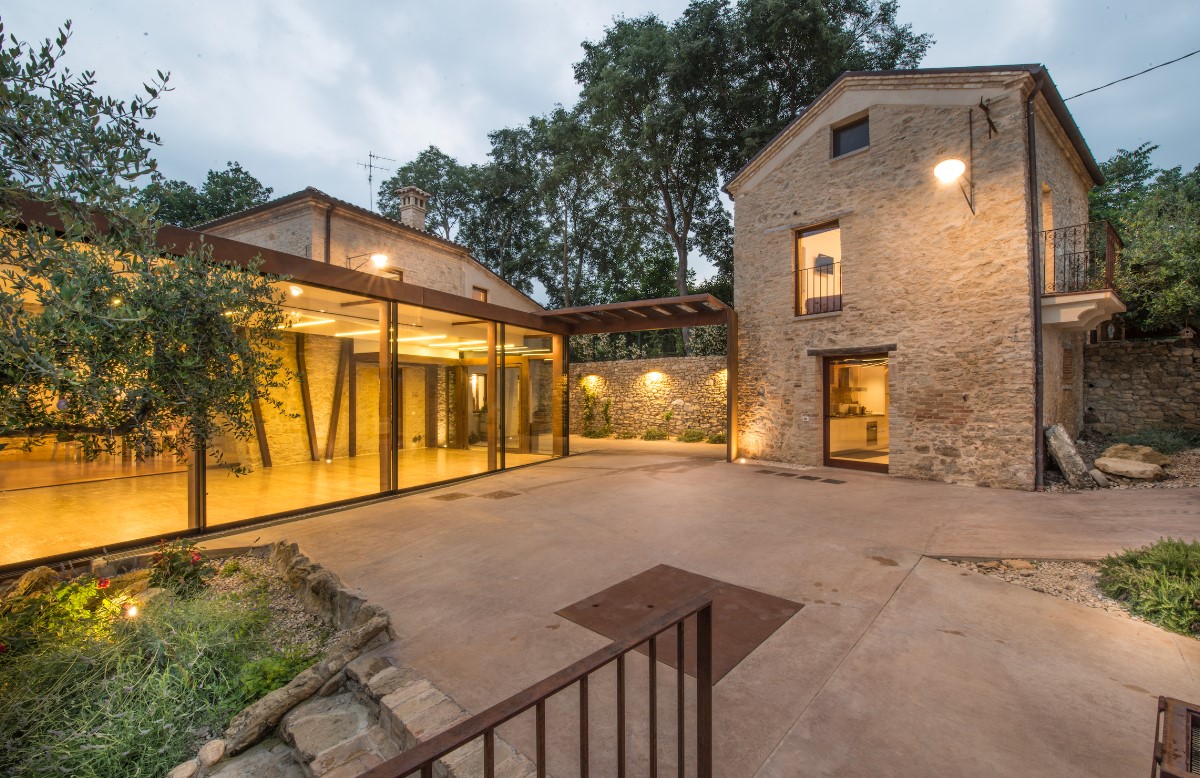 Borgo Baccile: esterno in pietra con vetrate. Chef Cristian Di Tillio.