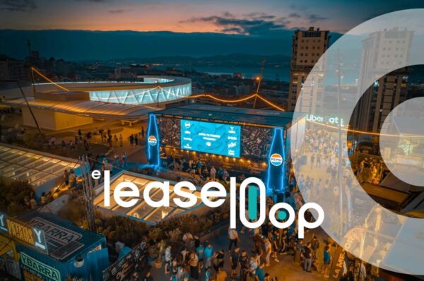 eLeaseLoop: piattaforma Nhood per gestione spazi commerciali. Evento serale con folla e illuminazione.