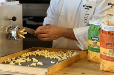 Pasta fresca artigianale Molini Pivetti. Chef al lavoro con farina per pizza e focacce.