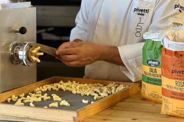 Pasta fresca artigianale Molini Pivetti. Chef al lavoro con farina per pizza e focacce.