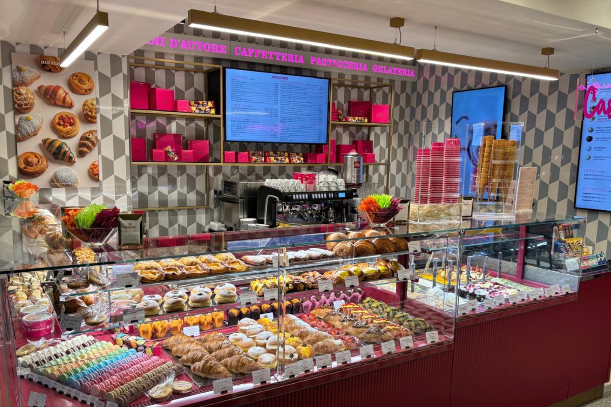 Rinaldini Pastry Bologna: vetrina con dolci, croissant, macaron colorati e pasticceria artigianale.