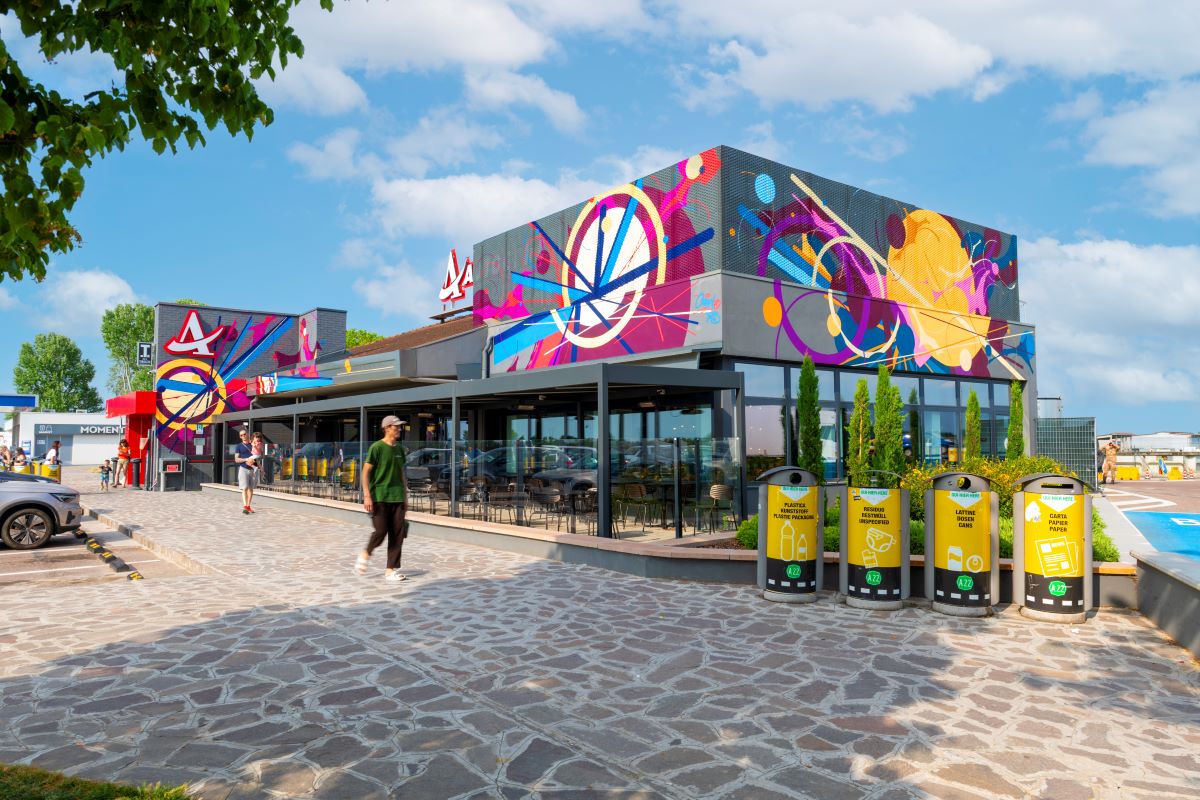 Autogrill Mantova Po: arte urbana on the road. Design colorato, architettura moderna, area di sosta e ristorazione.