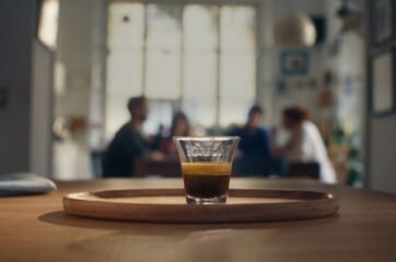 Caffè Borbone: espresso in tazzina su vassoio di legno. Pausa caffè in famiglia.
