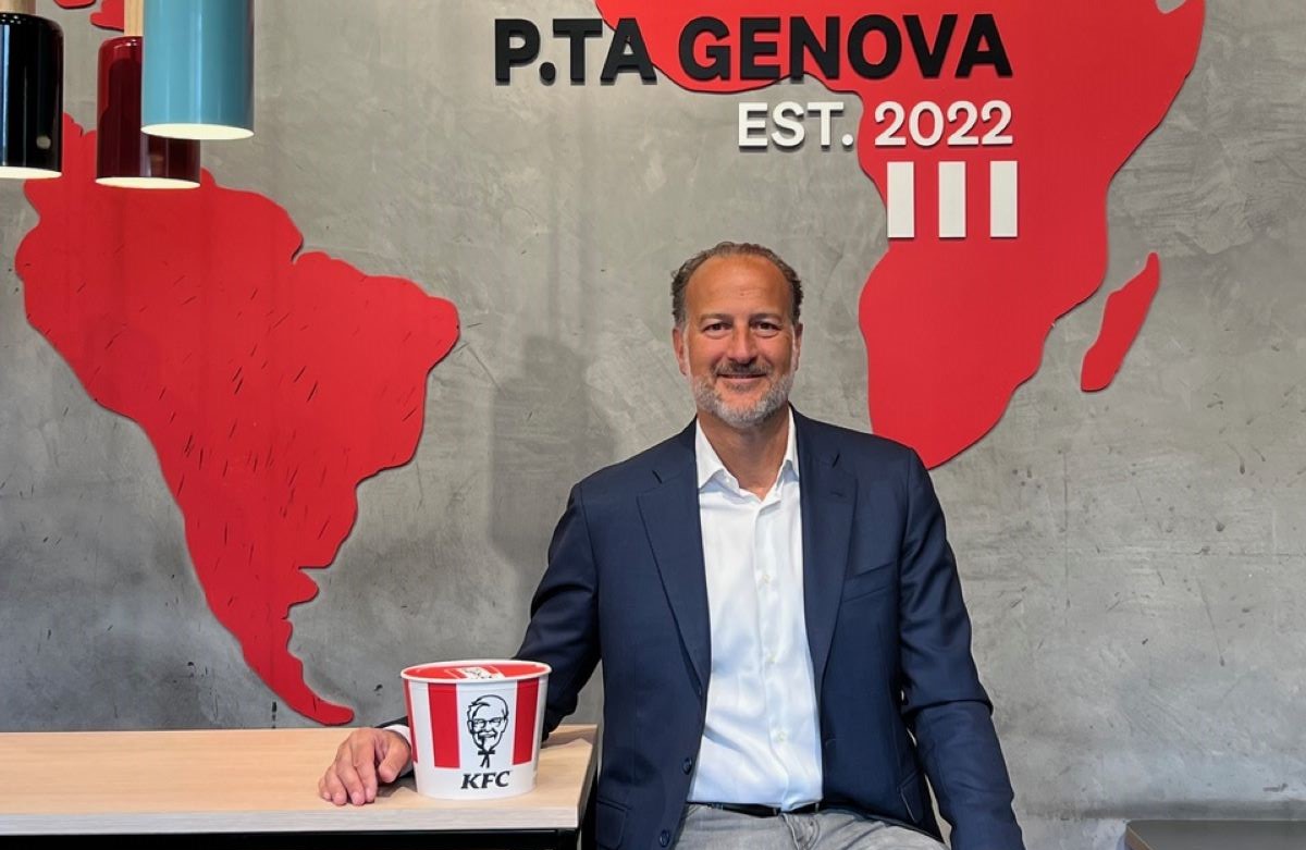 Corrado Cagnola, AD KFC Italia, con un bucket KFC. Focus sull'espansione e ricavi KFC Italia.