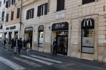 McDonald's Italia 40 anni: ristorante a Piazza di Spagna, Roma. Insegne McDonald's e McCafé.