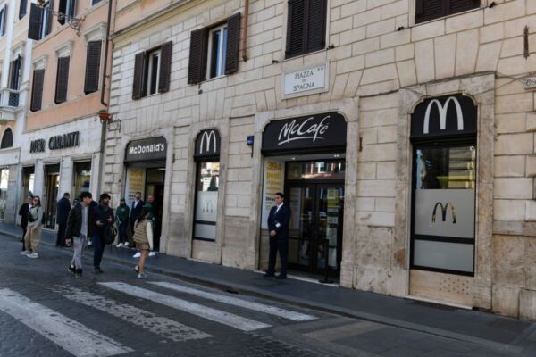 McDonald's Italia 40 anni: ristorante a Piazza di Spagna, Roma. Insegne McDonald's e McCafé.