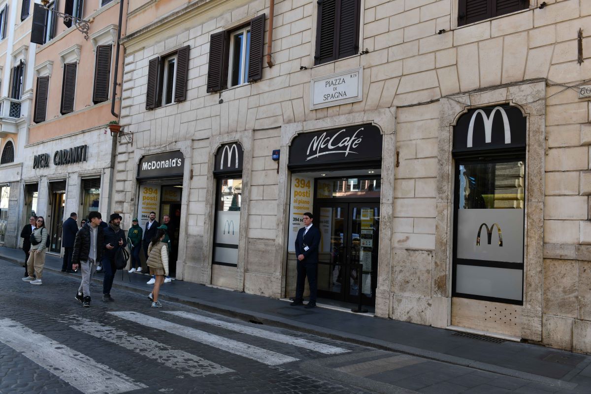 McDonald's Italia 40 anni: ristorante a Piazza di Spagna, Roma. Insegne McDonald's e McCafé.