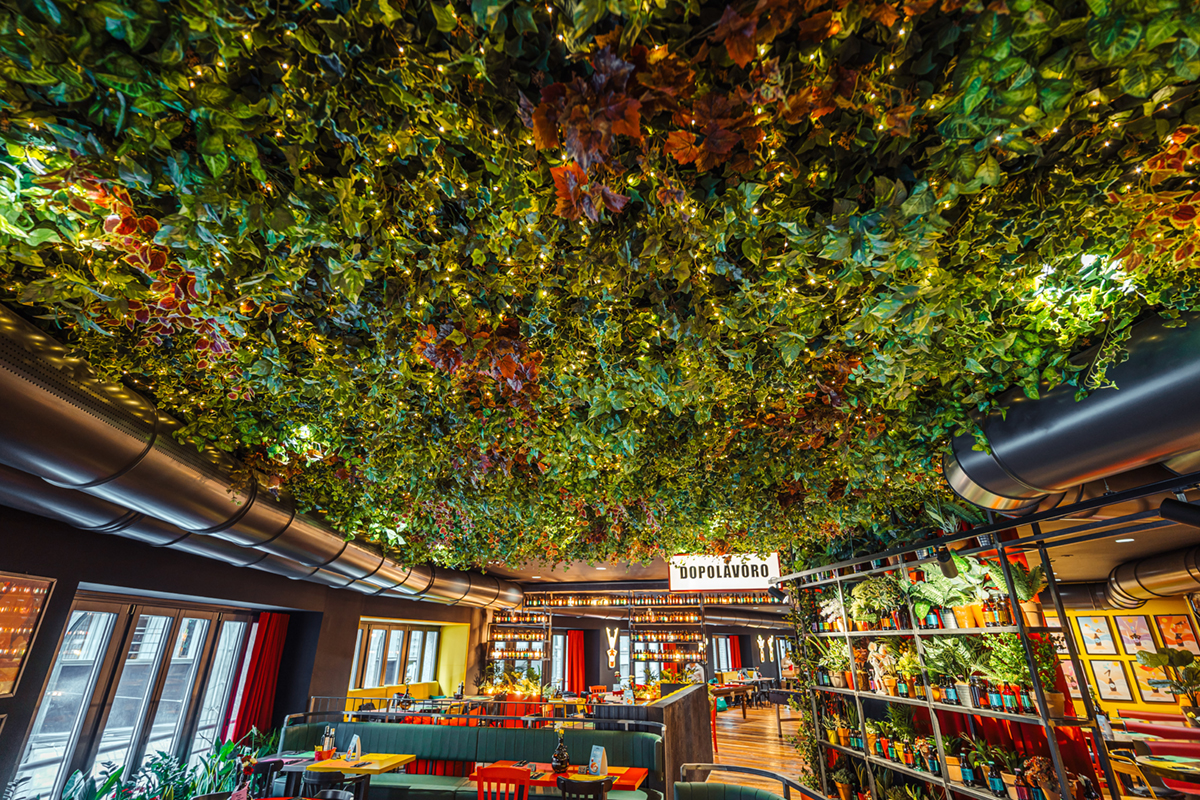 Design ristorante: soffitto verde artificiale con illuminazione. Arredamento Green Restaurant Design, Valle dei Fiori.