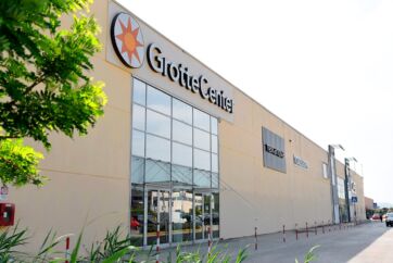 Facciata del centro commerciale Grotte Center. Eurofund Group acquisisce il centro commerciale.