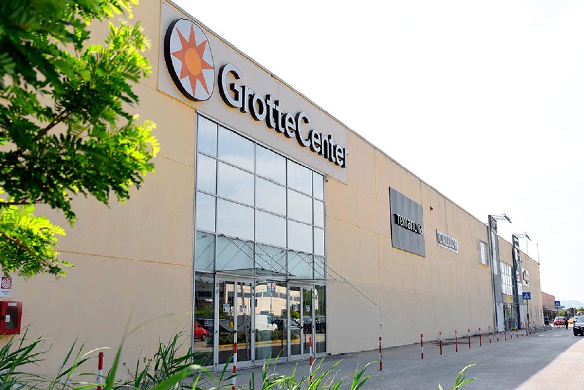 Facciata del centro commerciale Grotte Center. Eurofund Group acquisisce il centro commerciale.