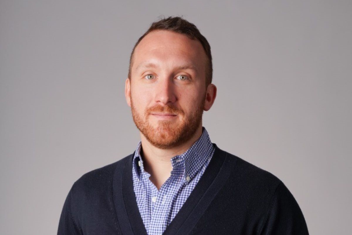 Ritratto di Michele Mannara, Direttore Operations di Rom'antica. Manager con barba rossa e camicia a quadri.