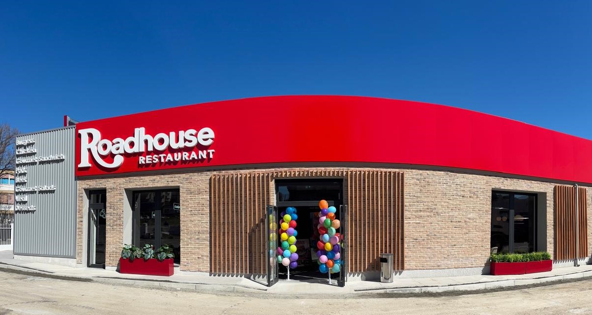 Nuova apertura Roadhouse Restaurant a Cagliari. Facciata del ristorante con palloncini colorati. Chef Express.