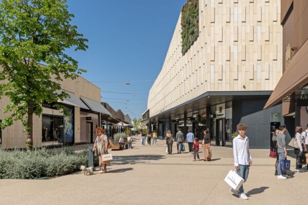 San Marino Outlet: architettura retail, negozi, persone che fanno shopping. Real estate di successo.