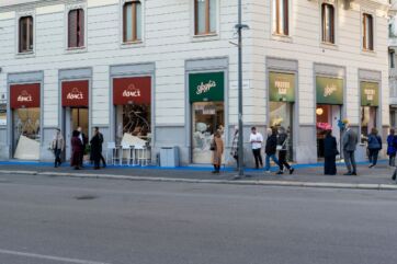 Bonci pizza in teglia e sfoglia pastry bar a Milano. Persone in fila davanti al locale.