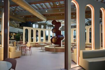 Nuova food court Il Centro Arese: tavoli, sedute e design moderno. Inaugurazione area ristorazione.