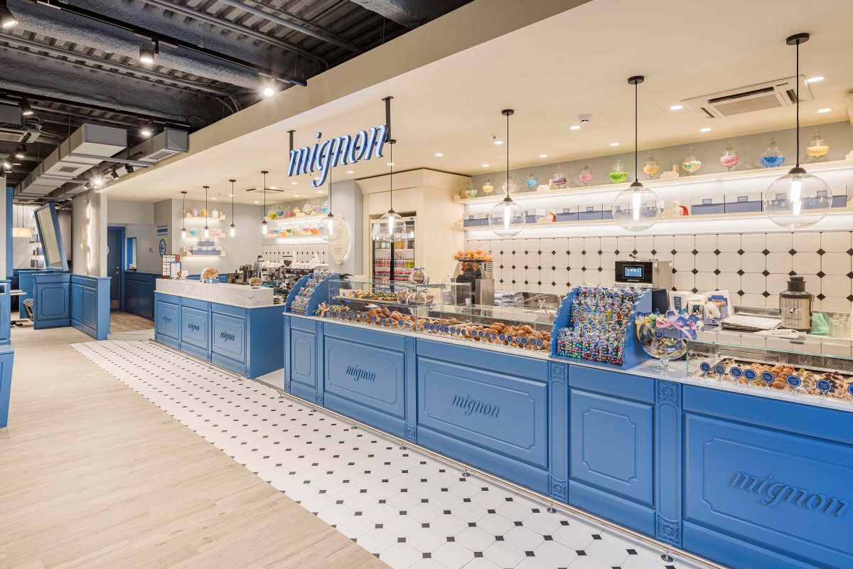 Nuova pasticceria Mignon alla Stazione Centrale di Milano. Design elegante, vetrine di dolci e decorazioni raffinate.